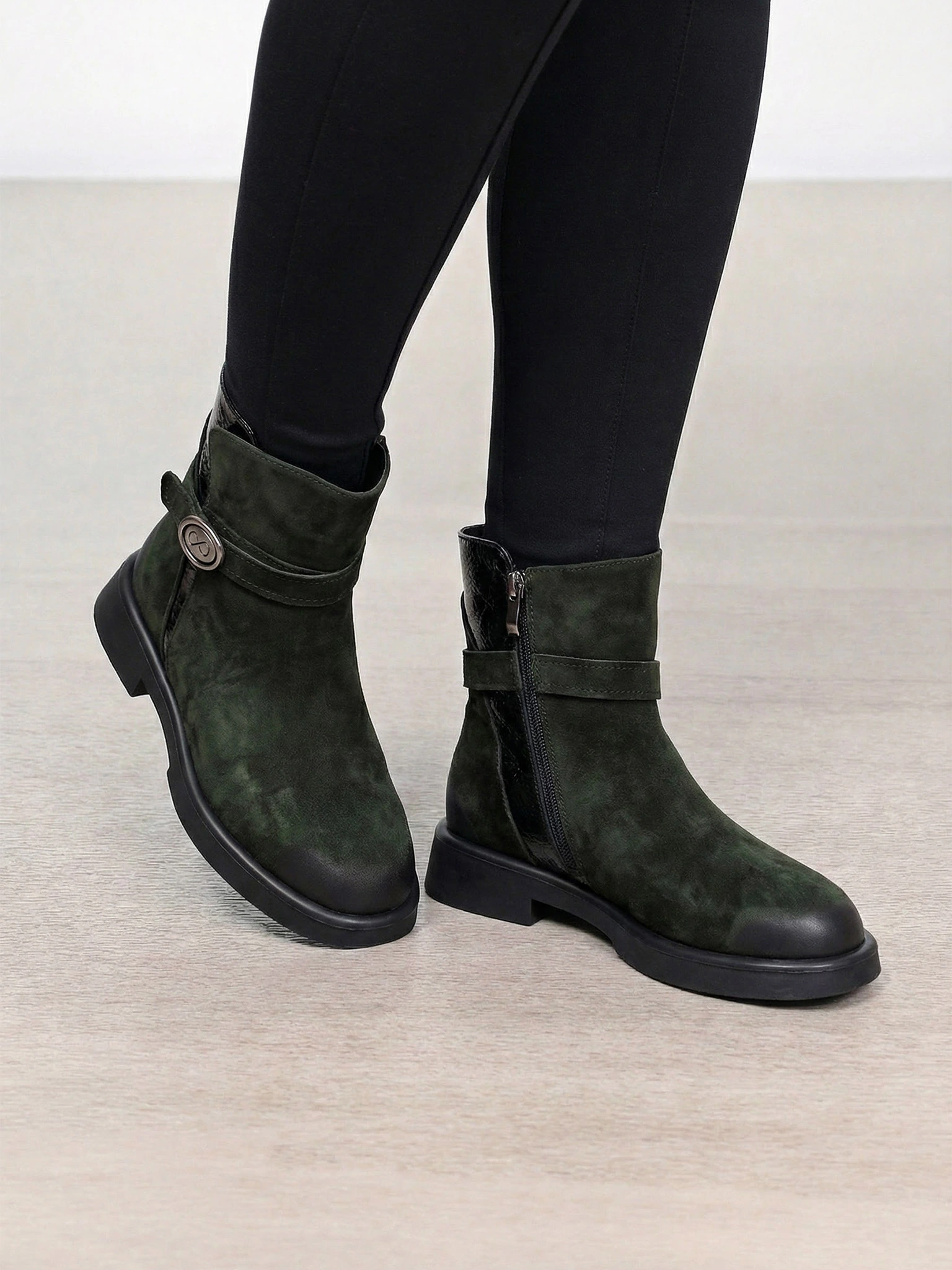 Ботинки комбинированные зеленого цвета с декоративной пряжкой